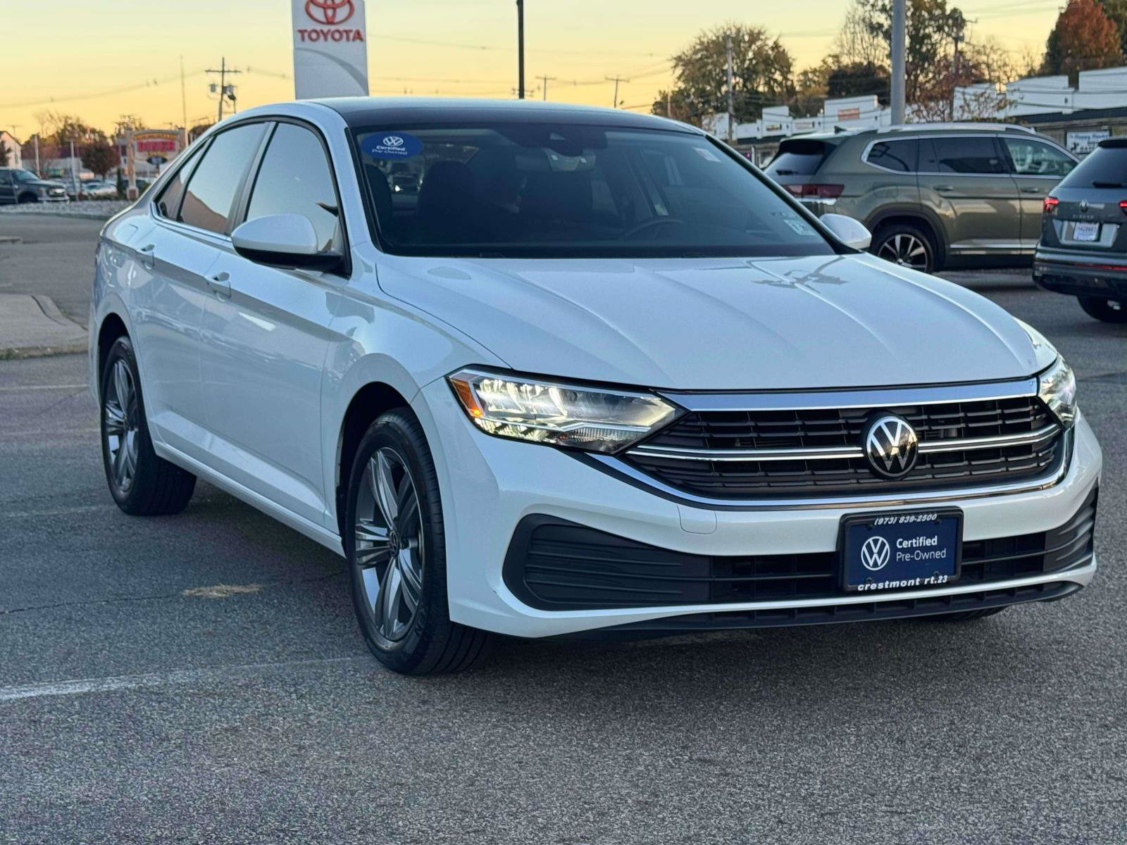 Used 2024 Volkswagen Jetta SE w/ Panoramic Sunroof Package FWD image 2
