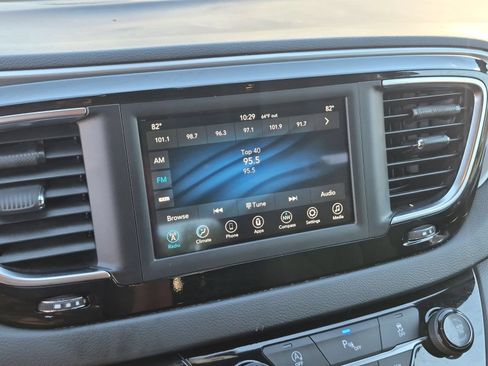 Used 2019 Chrysler Pacifica Touring Plus w/ S Appearance Package FWD image 24