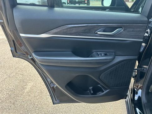 Used 2023 Jeep Grand Cherokee Limited image 11