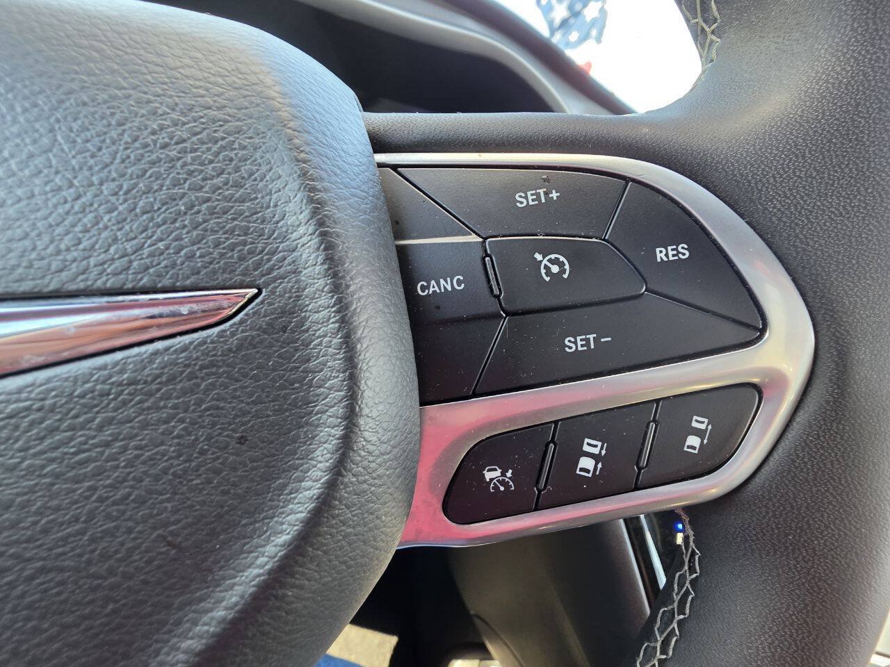 Used 2025 Chrysler Pacifica Select FWD image 15