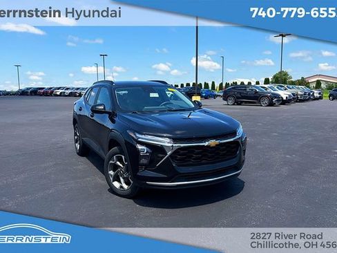 Used 2025 Chevrolet Trax LT FWD image 1