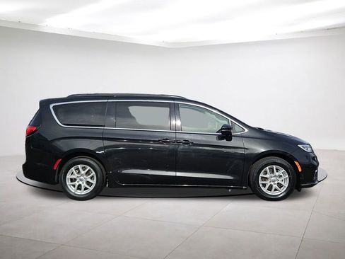 Used 2022 Chrysler Pacifica Touring-L image 8