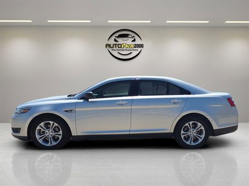 Used 2018 Ford Taurus SE image 4