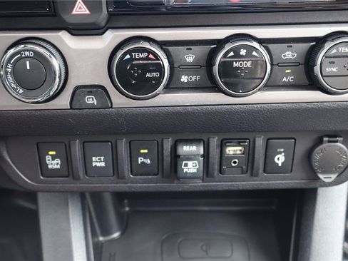 Used 2018 Toyota Tacoma Limited AWD/4WD image 20
