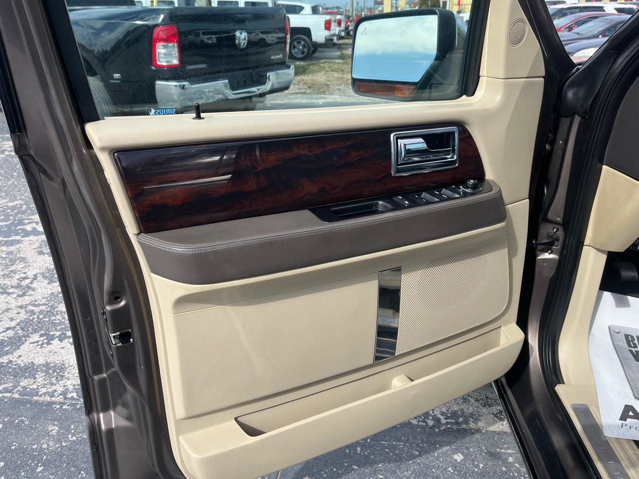 Used 2015 Lincoln Navigator 4WD w/ Equipment Group 101A Reserve image 9
