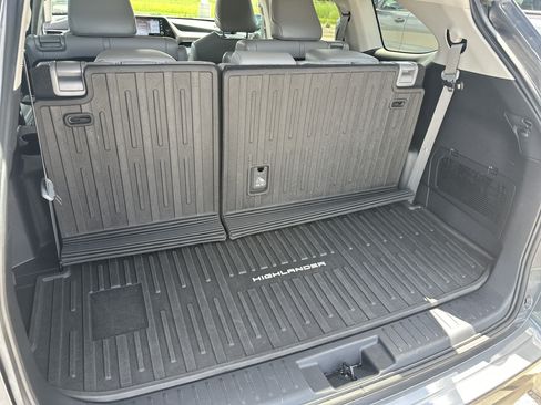 Used 2021 Toyota Highlander XLE AWD/4WD image 35