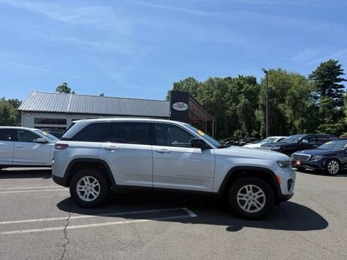 Used 2022 Jeep Grand Cherokee Laredo w/ Luxury Tech Group I AWD/4WD image 4