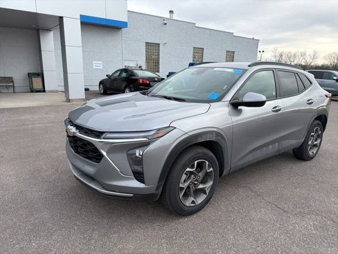 Used 2025 Chevrolet Trax LT w/ LT Convenience Package image 2