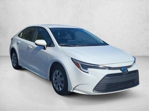 Certified 2025 Toyota Corolla LE image 3