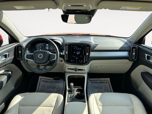 Used 2019 Volvo XC40 T4 Momentum image 10