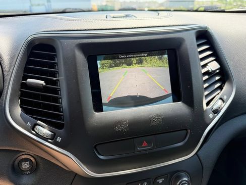 Used 2019 Jeep Cherokee Latitude Plus AWD/4WD image 26