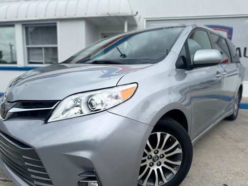 Used 2018 Toyota Sienna XLE FWD image 3