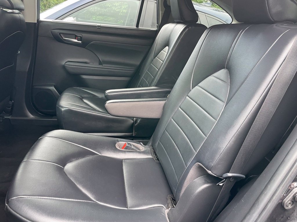 Used 2023 Toyota Highlander XLE AWD/4WD image 7