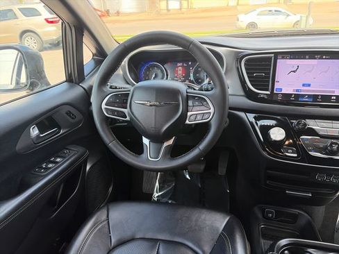 Used 2025 Chrysler Pacifica Select FWD image 30
