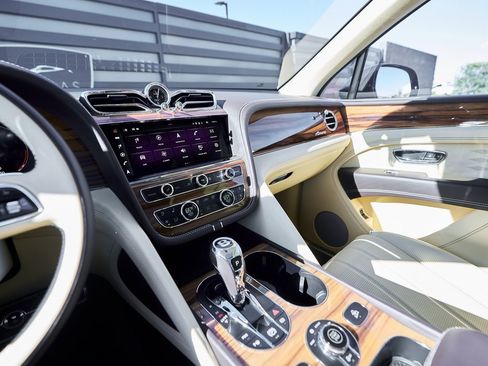 Used 2023 Bentley Bentayga Extended Wheelbase image 65