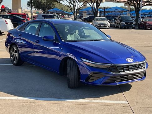 Used 2025 Hyundai Elantra SEL image 4
