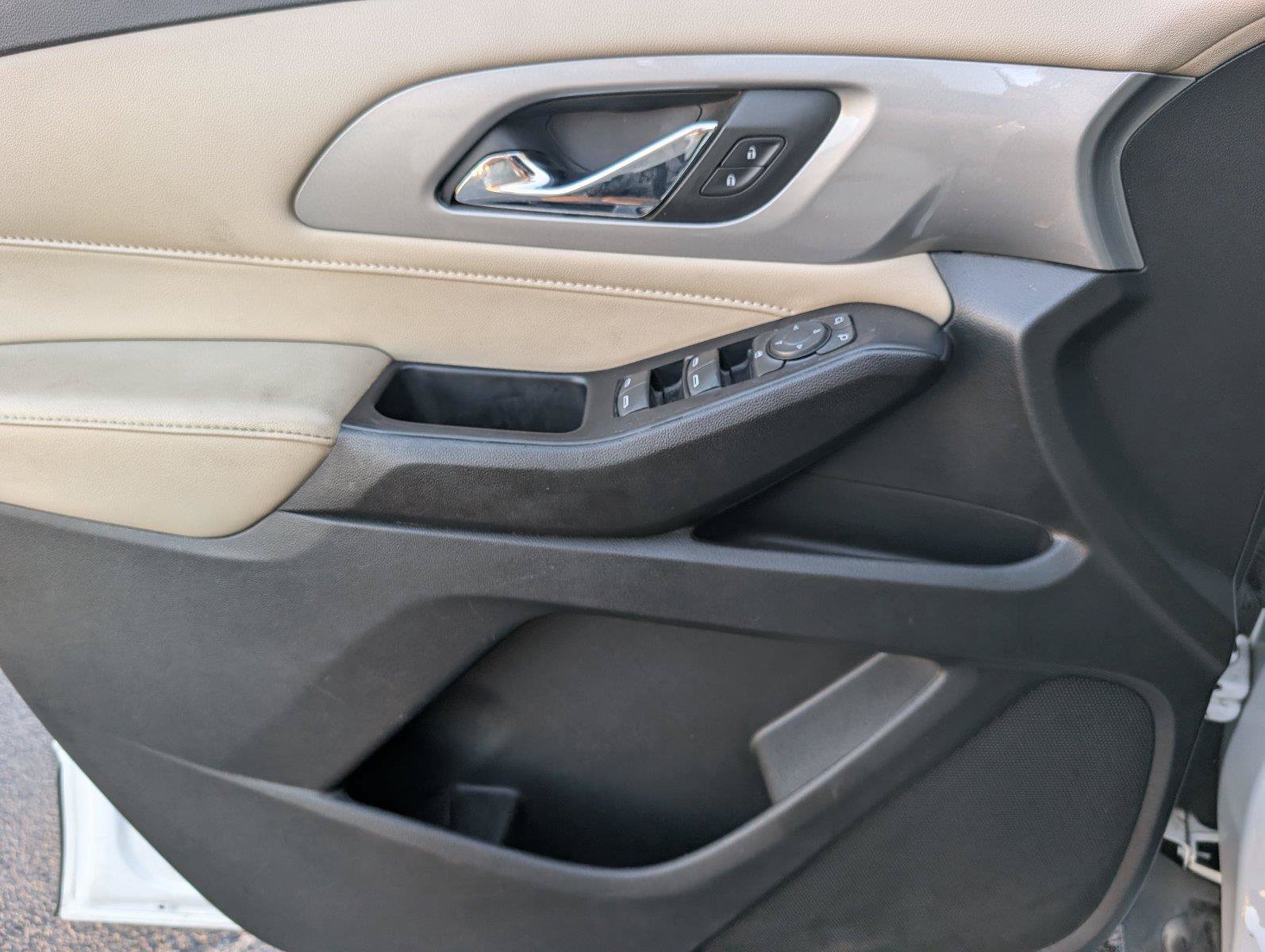 Used 2022 Chevrolet Traverse LS FWD image 18