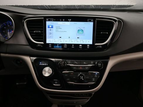 Used 2024 Chrysler Pacifica Touring-L image 20