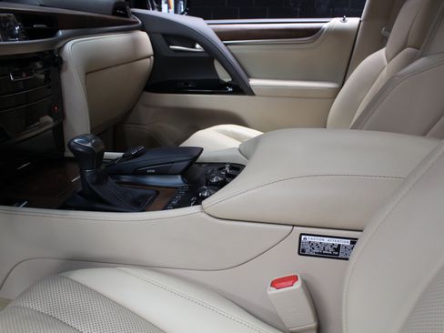 Used 2021 Lexus LX 570 4WD w/ Luxury Package image 35