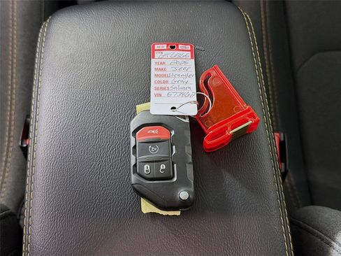 Used 2025 Jeep Wrangler Sahara image 32