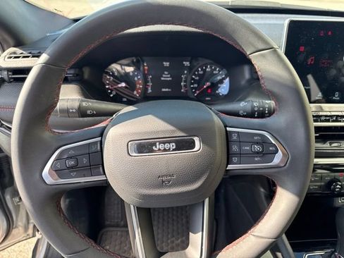 Used 2025 Jeep Compass Trailhawk AWD/4WD image 27
