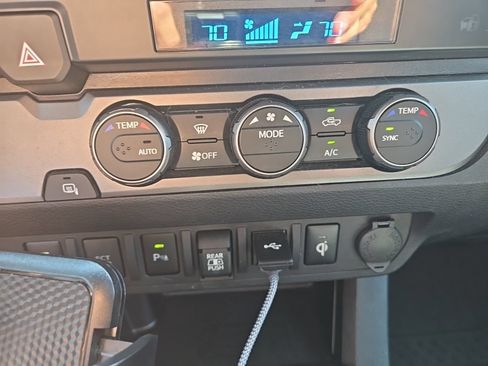 Used 2022 Toyota Tacoma TRD Off-Road w/ Technology Package RWD image 17