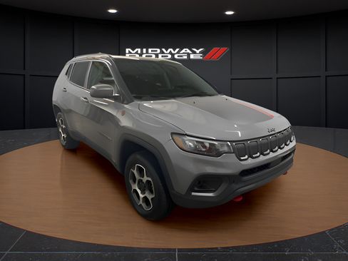 Used 2022 Jeep Compass Trailhawk w/ Trailhawk Convenience Group AWD/4WD image 2