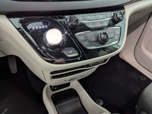 Used 2023 Chrysler Voyager LX image 31