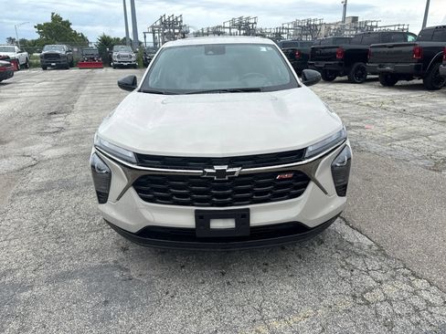 Used 2026 Chevrolet Trax RS w/ Sunroof Package FWD image 2