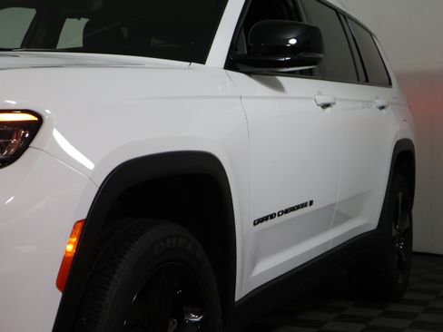 Used 2023 Jeep Grand Cherokee L Laredo AWD/4WD image 11