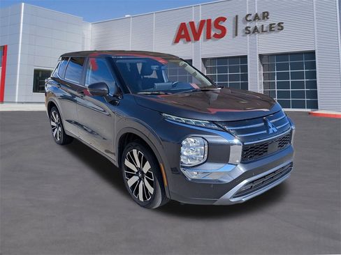 Used 2025 Mitsubishi Outlander SE image 3