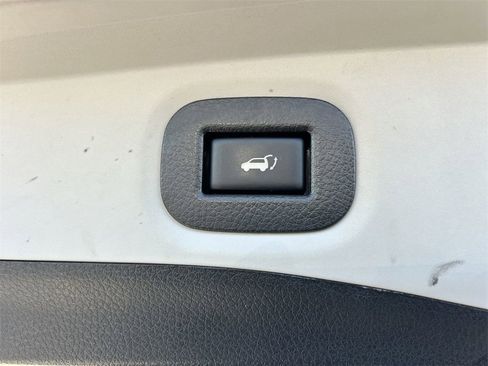 Used 2018 Nissan Rogue SV w/ Premium Package image 21