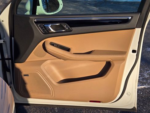 Certified 2022 Porsche Macan S image 36