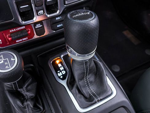 Used 2025 Jeep Gladiator Mojave w/ Convenience Group image 30