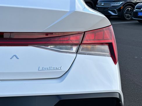 Used 2025 Hyundai Elantra Limited image 24