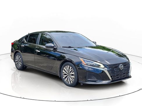 Used 2023 Nissan Altima 2.5 SV w/ SV Premium Package FWD image 4