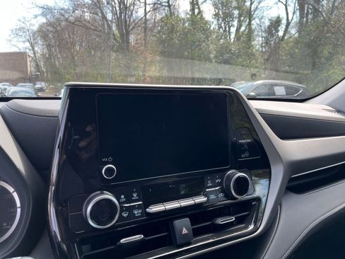 Used 2025 Toyota Highlander LE image 17