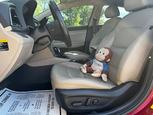 Used 2017 Hyundai Elantra Limited image 16