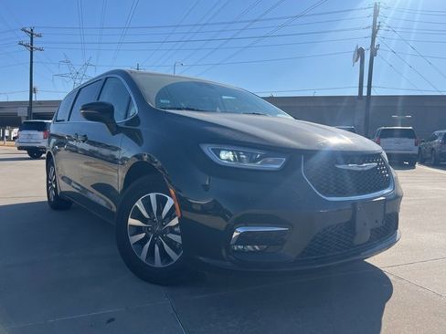 Used 2023 Chrysler Pacifica Touring-L image 2