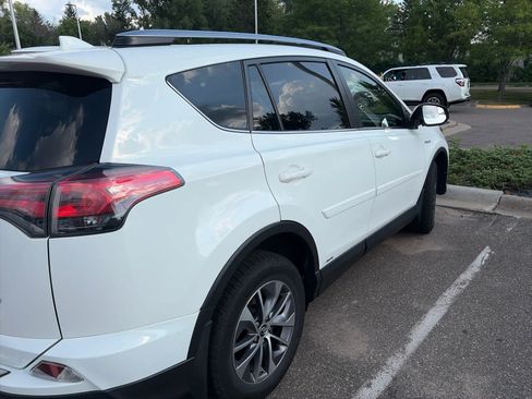 Used 2018 Toyota RAV4 XLE AWD/4WD image 6