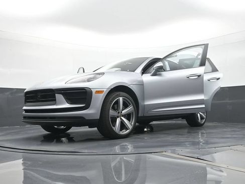Certified 2025 Porsche Macan AWD/4WD image 31