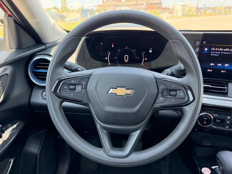 Used 2025 Chevrolet Trax LT FWD image 9