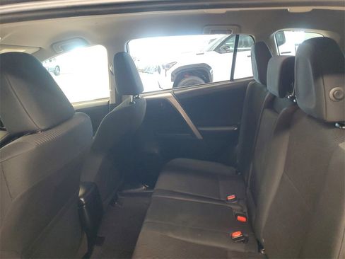 Used 2018 Toyota RAV4 LE image 10