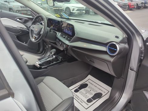 Certified 2024 Chevrolet Trax LT w/ Driver Confidence Package image 17