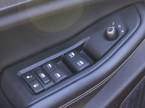 Used 2023 Jeep Grand Cherokee Altitude image 17