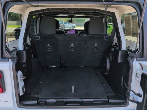 Used 2018 Jeep Wrangler Unlimited Sahara AWD/4WD image 13