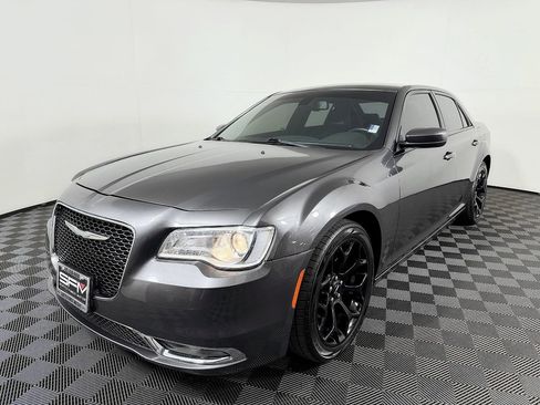Used 2017 Chrysler 300 S RWD image 2