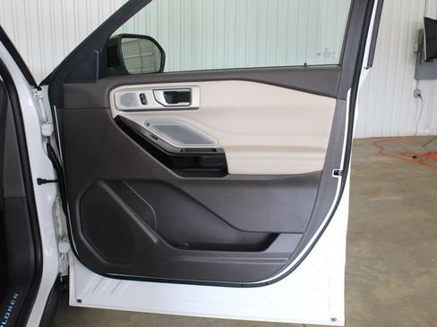 Used 2023 Ford Explorer Platinum w/ Technology Package AWD/4WD image 25
