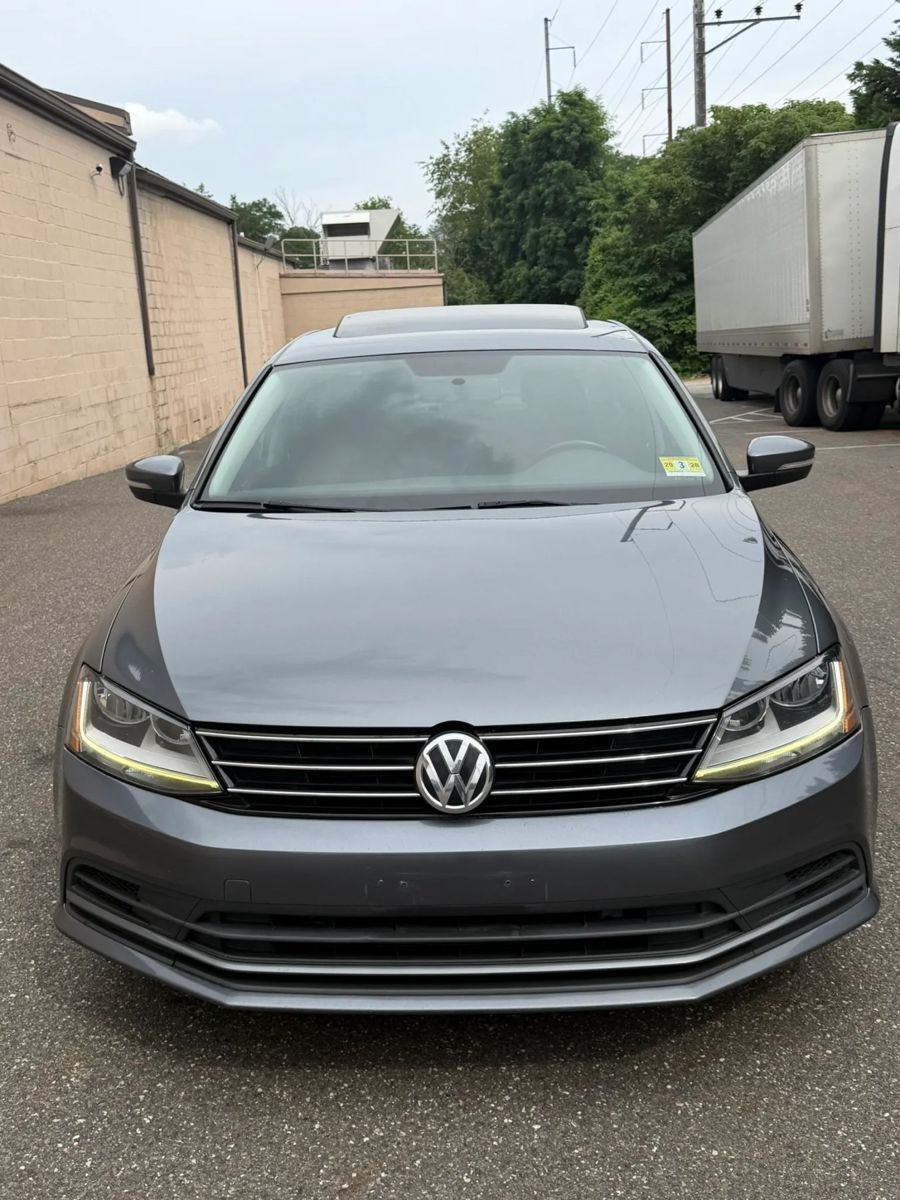 Used 2017 Volkswagen Jetta SE FWD image 2