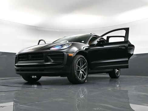 Certified 2025 Porsche Macan AWD/4WD image 39